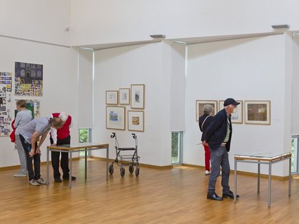Besucher bei der Ausstellungseröffnung