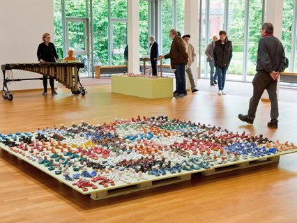 Silke Büscherhoff untermalt die Eröffnung musikalisch mit der Marimba