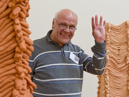 Helmut Licznierski vor seinen Tonvasen, stolz bei der Ausstellungseröffnung