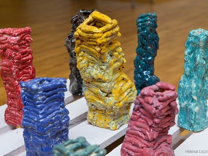 Keramik Vasen in Ausstellung, glasierter Ton